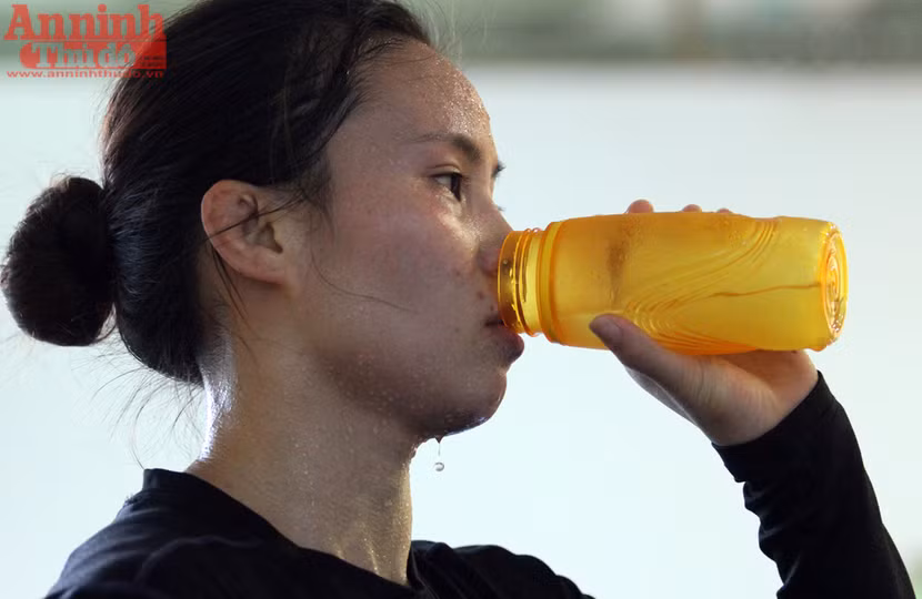 Xem các nữ võ sỹ Việt... đá bóng để ép cân tới Olympic 2016 ảnh 12