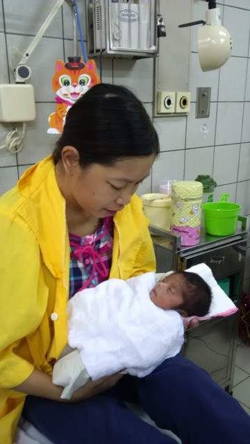 Trẻ được sinh ra từ bà mẹ 7 năm liền lọc máu đã xuất viện ảnh 2