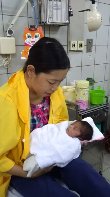 Trẻ được sinh ra từ bà mẹ 7 năm liền lọc máu đã xuất viện ảnh 2