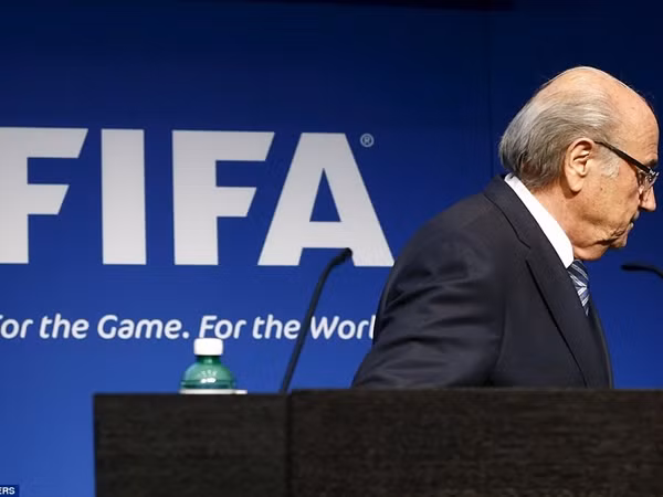 Sepp Blatter từ chức, thế giới bóng đá hả hê ảnh 2