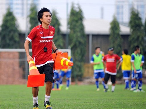 VFF bất lực, HLV Miura phải "vừa xay lúa, vừa bế em" ảnh 1