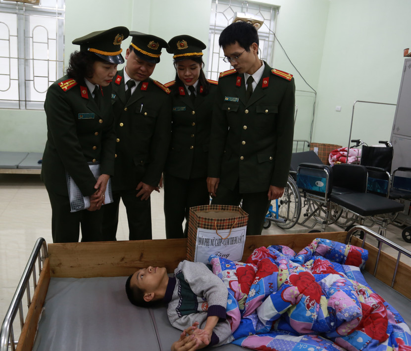 Hội Phụ nữ Công an Hà Nội và Cụm thi đua số 7 thăm, tặng quà các nạn nhân nhiễm chất độc da cam/dioxin ảnh 3