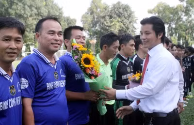 Thủ môn Tấn Trường đá bóng từ thiện giúp trẻ mồ côi ảnh 2