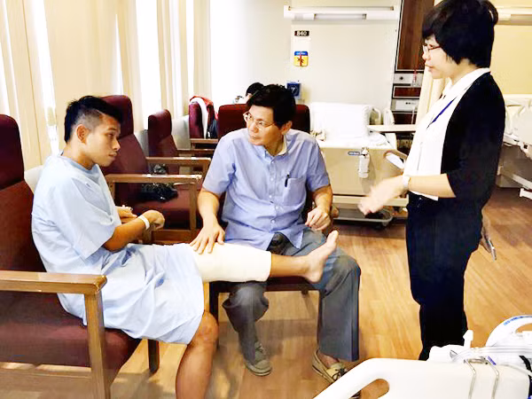 Phẫu thuật thành công, Anh Khoa mất một năm để trở lại sân cỏ ảnh 1