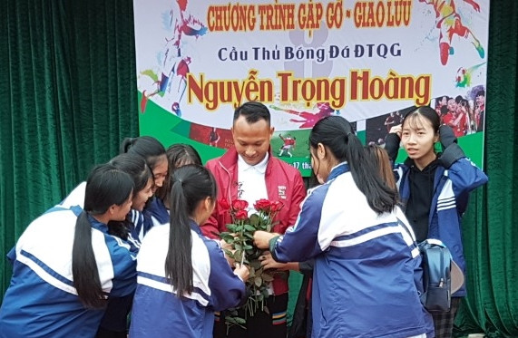 Tiền vệ Trọng Hoàng gây sốt trong chuyến đi truyền cảm hứng ở Phú Thọ ảnh 5