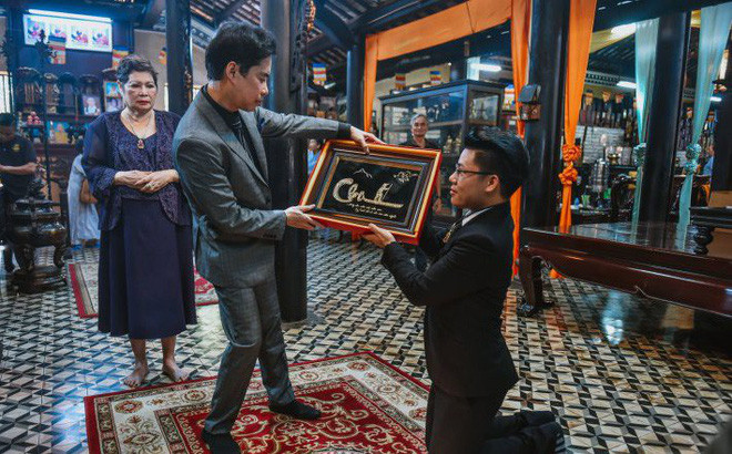 Ngọc Sơn làm lễ nhận con nuôi tại chùa ảnh 2