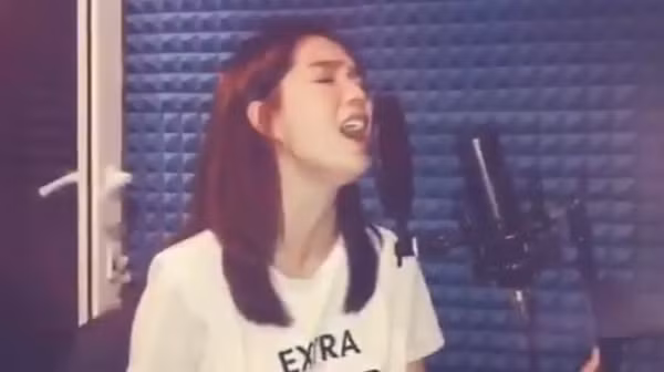 Bất ngờ trước giọng hát đầy cảm xúc của Ngọc Trinh ảnh 1