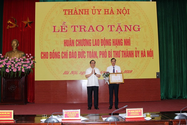 Phó Bí thư Thành ủy Hà Nội Đào Đức Toàn được tặng thưởng Huân chương Lao động hạng Nhì ảnh 1