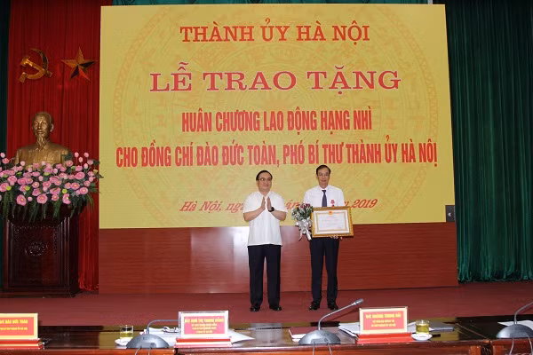 Phó Bí thư Thành ủy Hà Nội Đào Đức Toàn được tặng thưởng Huân chương Lao động hạng Nhì ảnh 1