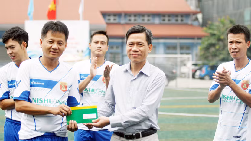 Đội Báo Hà Nội mới và Đài PT-TH Hà Nội đồng hạng Ba Ngay sau khi kết thúc loạt trận bán kết, BTC đã trao giải Ba cho đội Báo Hà Nội mới và đội Đài PT-TH Hà Nội. Ông Nguyễn Thanh Bình - Ủy viên Thường vụ Hội Nhà báo TP Hà Nội, Tổng biên tập Báo ANTĐ (bên phải) trao huy chương Đồng cho các cầu thủ Báo Hà Nội mới Hai đội hạng Ba chụp ảnh lưu niệm cùng Ban tổ chức giải Đây là 2 đội bóng đã thi đấu rất nỗ lực, để lại nhiều ấn tượng tại giải. Trận chung kết được chờ đợi giữa đương kim vô địch Báo ANTĐ và đương kim Á quân Tạp chí Trí thức và phát triển sẽ diễn ra vào 8h30 sáng mai, 11-9. Đội Báo ANTĐ nhận nguồn động viên lớn Một trong những yếu tố giúp đội Báo ANTĐ toàn thắng vòng bảng và vượt qua đối thủ ở vòng bán kết là sự cổ vũ nhiệt tình của các CĐV. Ông Đặng Anh Tú - TGĐ Công ty sơn Nishu Việt Nam tặng thưởng cho đội Báo ANTĐ Ở lượt bán kết sáng nay, các cầu thủ áo trắng thi đấu đầy hưng phấn dưới sự cổ vũ của đông đảo CĐV là cán bộ, phóng viên, biên tập viên, nhân viên của Báo. Cùng đến sân theo dõi và cổ vũ cho đội, ông Đặng Anh Tú - Tổng giám đốc Công ty sơn Nishu Việt Nam đã tặng thưởng động viên các cầu thủ Báo ANTĐ trước khi trận bán kết diễn ra.