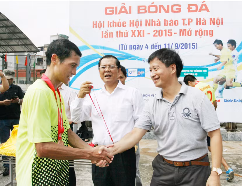 Đội Báo Hà Nội mới và Đài PT-TH Hà Nội đồng hạng Ba Ngay sau khi kết thúc loạt trận bán kết, BTC đã trao giải Ba cho đội Báo Hà Nội mới và đội Đài PT-TH Hà Nội. Ông Nguyễn Thanh Bình - Ủy viên Thường vụ Hội Nhà báo TP Hà Nội, Tổng biên tập Báo ANTĐ (bên phải) trao huy chương Đồng cho các cầu thủ Báo Hà Nội mới Hai đội hạng Ba chụp ảnh lưu niệm cùng Ban tổ chức giải Đây là 2 đội bóng đã thi đấu rất nỗ lực, để lại nhiều ấn tượng tại giải. Trận chung kết được chờ đợi giữa đương kim vô địch Báo ANTĐ và đương kim Á quân Tạp chí Trí thức và phát triển sẽ diễn ra vào 8h30 sáng mai, 11-9. Đội Báo ANTĐ nhận nguồn động viên lớn Một trong những yếu tố giúp đội Báo ANTĐ toàn thắng vòng bảng và vượt qua đối thủ ở vòng bán kết là sự cổ vũ nhiệt tình của các CĐV. Ông Đặng Anh Tú - TGĐ Công ty sơn Nishu Việt Nam tặng thưởng cho đội Báo ANTĐ Ở lượt bán kết sáng nay, các cầu thủ áo trắng thi đấu đầy hưng phấn dưới sự cổ vũ của đông đảo CĐV là cán bộ, phóng viên, biên tập viên, nhân viên của Báo. Cùng đến sân theo dõi và cổ vũ cho đội, ông Đặng Anh Tú - Tổng giám đốc Công ty sơn Nishu Việt Nam đã tặng thưởng động viên các cầu thủ Báo ANTĐ trước khi trận bán kết diễn ra.