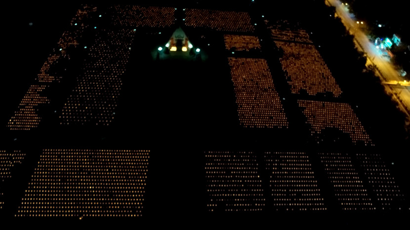 Thí sinh "Hoa hậu Việt Nam" thắp hương và nến tri ân hơn 11.000 ngôi mộ liệt sĩ ảnh 7