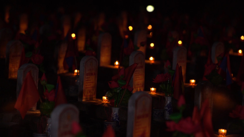 Thí sinh "Hoa hậu Việt Nam" thắp hương và nến tri ân hơn 11.000 ngôi mộ liệt sĩ ảnh 5