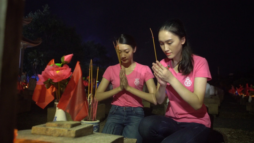 Thí sinh "Hoa hậu Việt Nam" thắp hương và nến tri ân hơn 11.000 ngôi mộ liệt sĩ ảnh 4