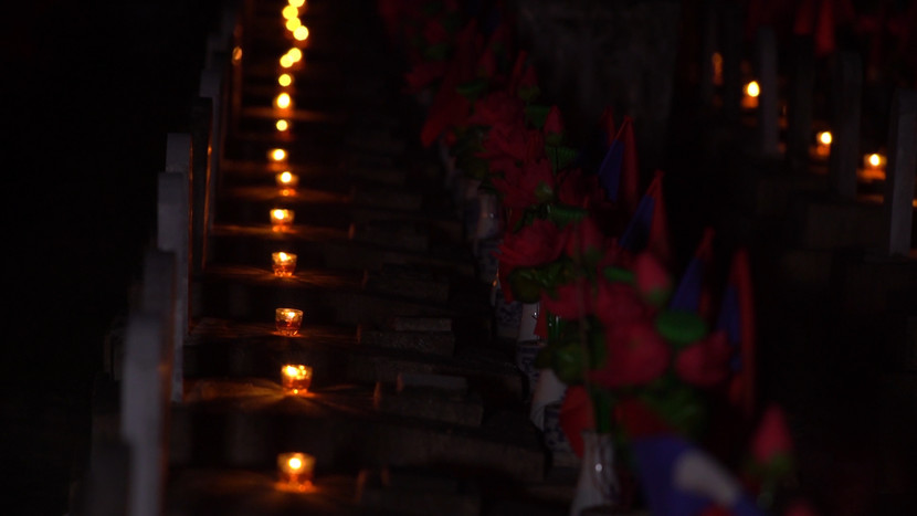 Thí sinh "Hoa hậu Việt Nam" thắp hương và nến tri ân hơn 11.000 ngôi mộ liệt sĩ ảnh 6