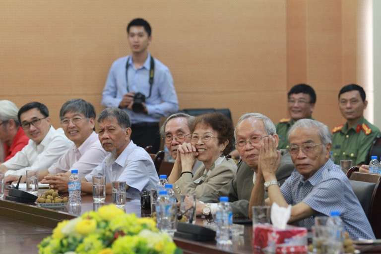 Tri ân sự đồng hành của giới văn nghệ sĩ, trí thức với Công an Hà Nội ảnh 2