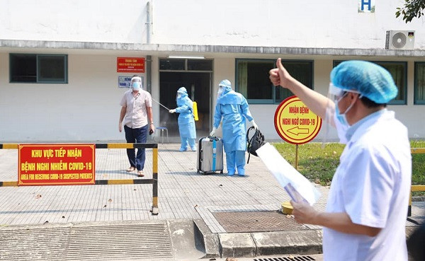 Bệnh nhân mắc Covid-19 thứ 21 được xuất viện, diễn biến mới nhất về 3 ca nguy kịch ảnh 1