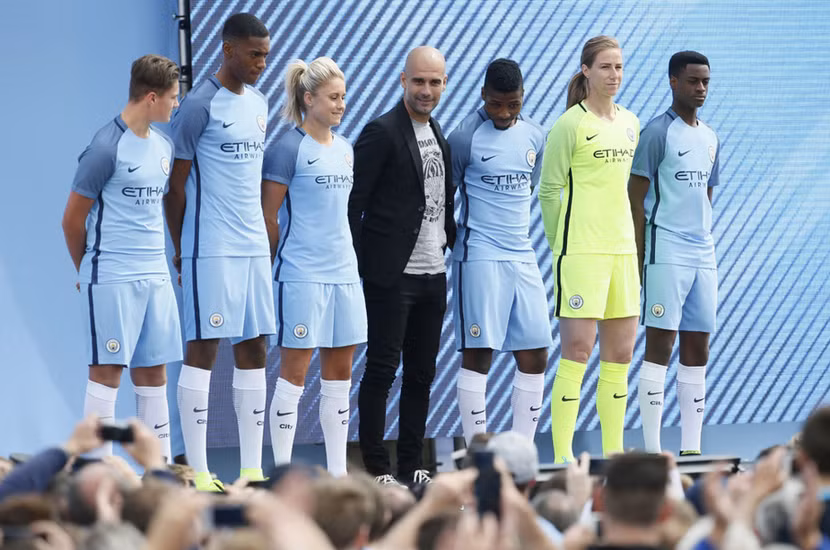 Pep Guardiola hoành tráng ra mắt CĐV Man City ảnh 7