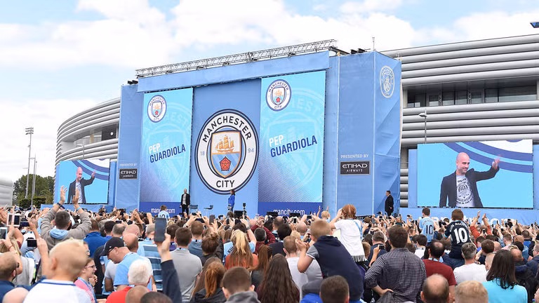 Pep Guardiola hoành tráng ra mắt CĐV Man City ảnh 4