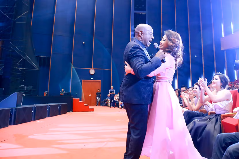 "Ông hoàng tình ca thế giới" Peabo Bryson khiến khán giả Việt Nam ngỡ ngàng ảnh 10