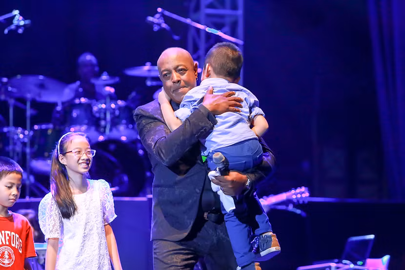 "Ông hoàng tình ca thế giới" Peabo Bryson khiến khán giả Việt Nam ngỡ ngàng ảnh 11