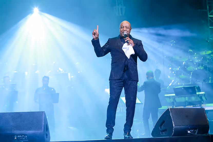 "Ông hoàng tình ca thế giới" Peabo Bryson khiến khán giả Việt Nam ngỡ ngàng ảnh 3