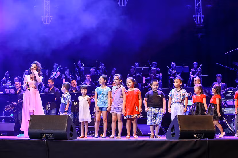 "Ông hoàng tình ca thế giới" Peabo Bryson khiến khán giả Việt Nam ngỡ ngàng ảnh 12