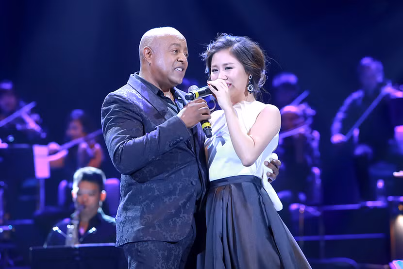 "Ông hoàng tình ca thế giới" Peabo Bryson khiến khán giả Việt Nam ngỡ ngàng ảnh 7