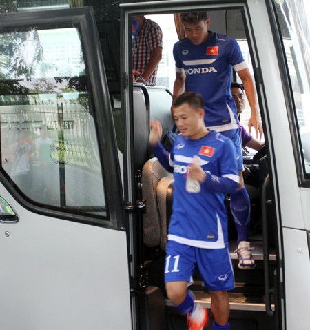 Thành Lương và đồng đội tươi rói trong buổi tập ảnh 1