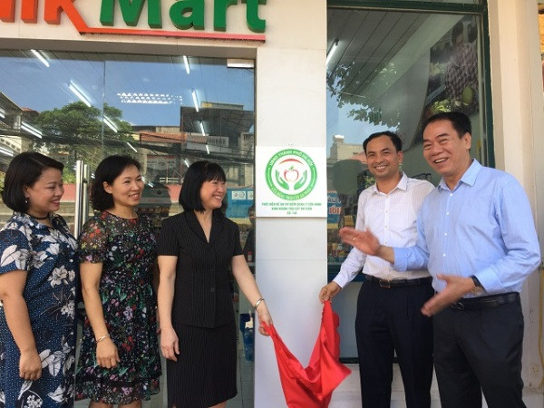 Gắn biển nhận diện cho 100% cửa hàng kinh doanh trái cây tại quận Tây Hồ ảnh 1