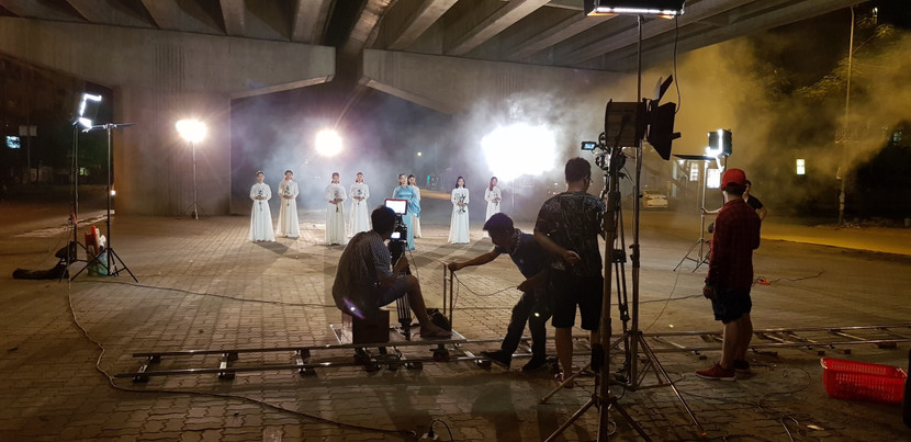 "Mỹ nữ hát nhạc Nga" gây bất ngờ với phim ca nhạc song ngữ ảnh 6