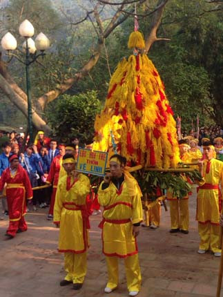 Lễ hội Gióng diễn ra bình yên, vui vẻ ảnh 4 Lễ hội Gióng diễn ra bình yên, vui vẻ ảnh 4