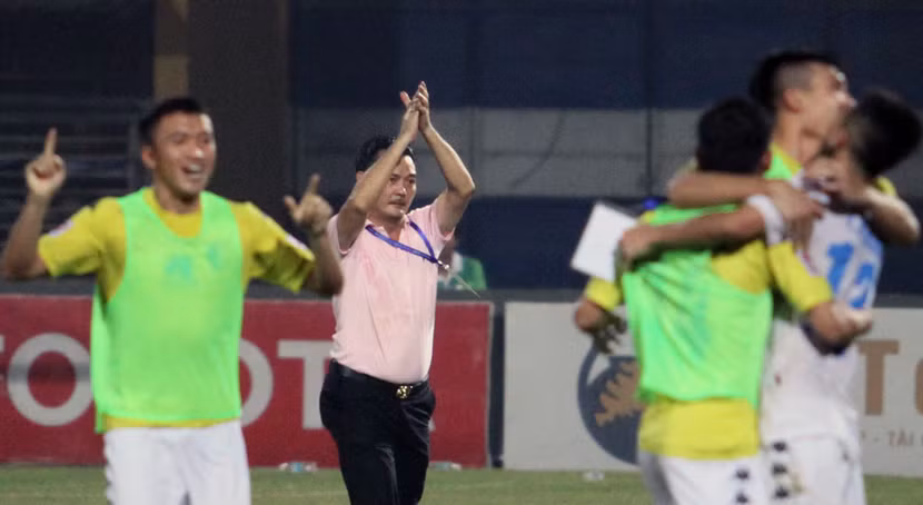 Pháo sáng ăn mừng và 20 phút "ngồi trên lửa" của Hà Nội T&T ảnh 13