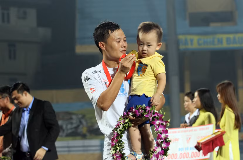 Thành Lương cùng quý tử nhận Huy chương vàng V-League 2016 ảnh 9