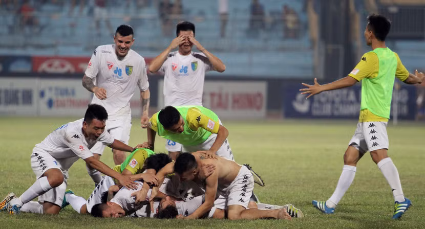 Pháo sáng ăn mừng và 20 phút "ngồi trên lửa" của Hà Nội T&T ảnh 12