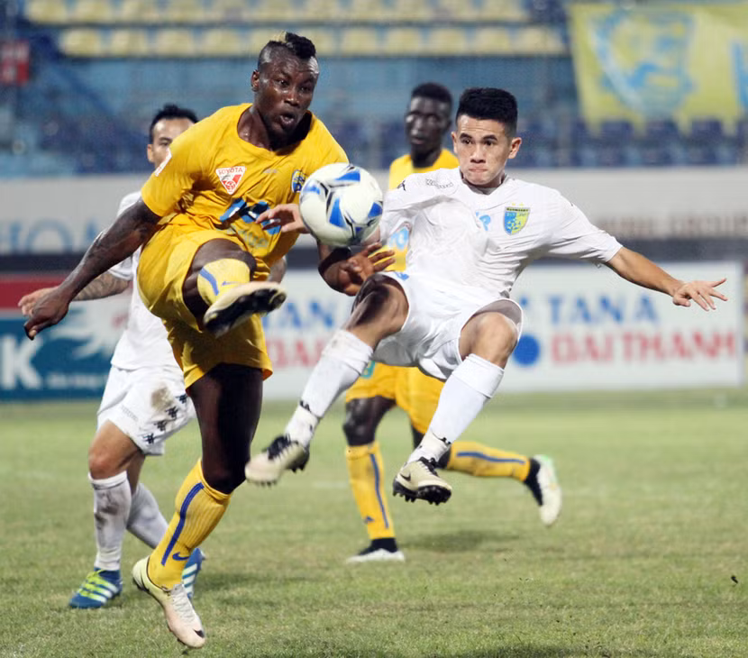 Pháo sáng ăn mừng và 20 phút "ngồi trên lửa" của Hà Nội T&T ảnh 1