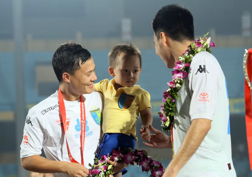 Thành Lương cùng quý tử nhận Huy chương vàng V-League 2016 ảnh 10