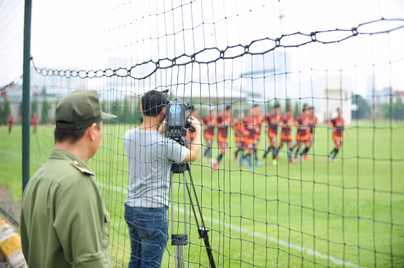 ĐT Việt Nam hứng khởi chờ đấu Man City, Công Phượng phải chườm đá ảnh 3