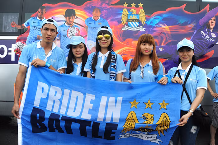 Chùm ảnh: Fan "vây kín" sân bay Nội Bài chờ đón Man City ảnh 2