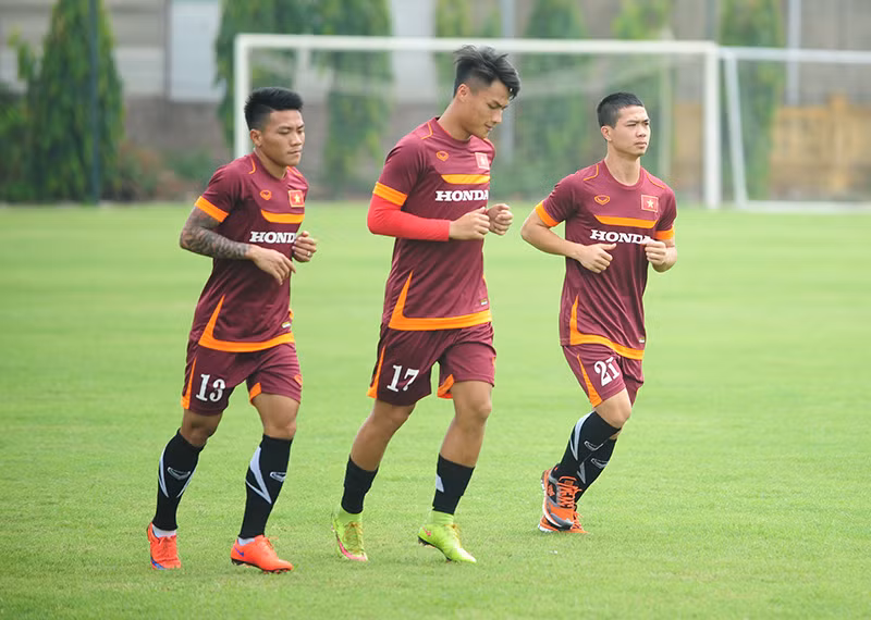 ĐT Việt Nam hứng khởi chờ đấu Man City, Công Phượng phải chườm đá ảnh 2