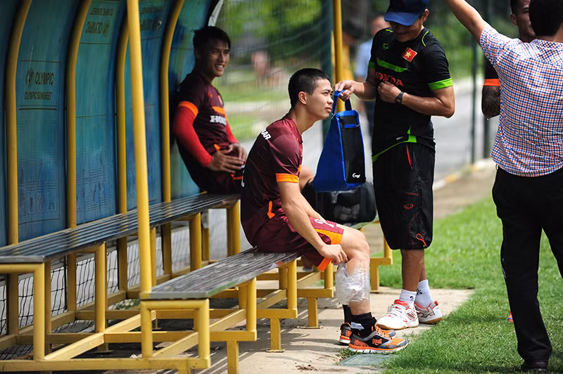 ĐT Việt Nam hứng khởi chờ đấu Man City, Công Phượng phải chườm đá ảnh 6