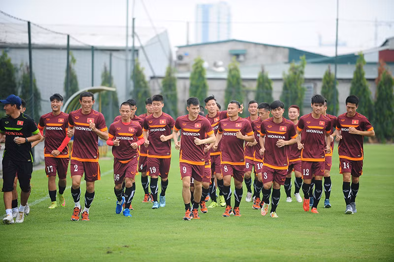 ĐT Việt Nam hứng khởi chờ đấu Man City, Công Phượng phải chườm đá ảnh 1