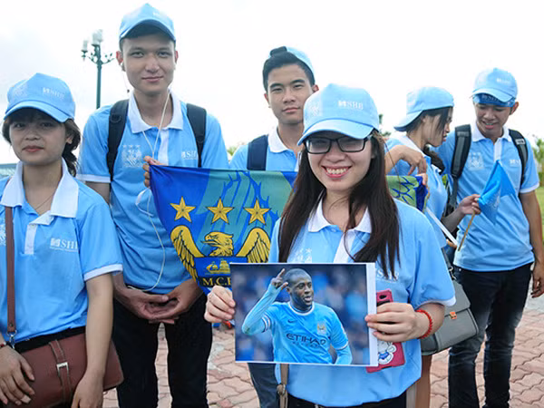 Chùm ảnh: Fan "vây kín" sân bay Nội Bài chờ đón Man City ảnh 3