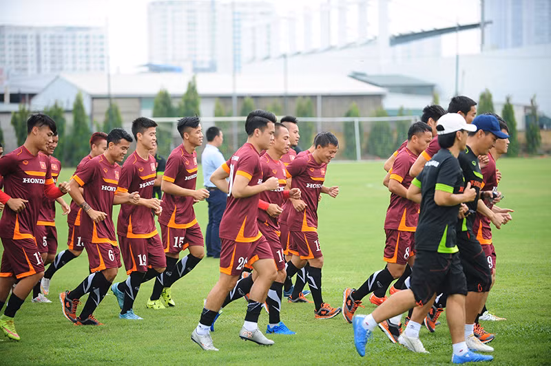 ĐT Việt Nam hứng khởi chờ đấu Man City, Công Phượng phải chườm đá ảnh 5