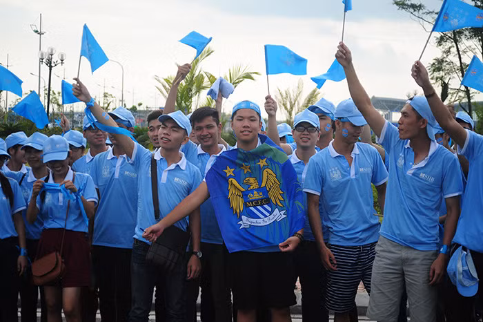 Chùm ảnh: Fan "vây kín" sân bay Nội Bài chờ đón Man City ảnh 4