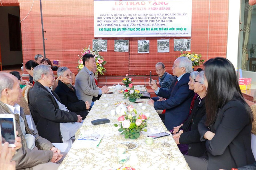 Nghệ sĩ Mầu Hoàng Thiết trao tặng gần 2.600 phim âm bản về cuộc kháng chiến chống Mỹ của dân tộc ảnh 2