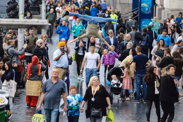 Quốc Cơ, Quốc Nghiệp tung bộ ảnh chồng đầu siêu ấn tượng tại nước Anh ảnh 1