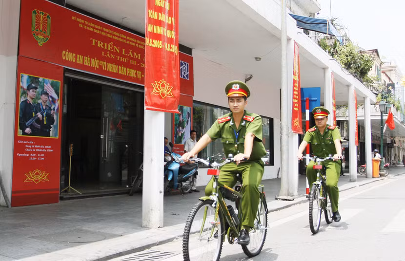 Xe đạp đặc chủng Công an Hà Nội xuống phố ảnh 9