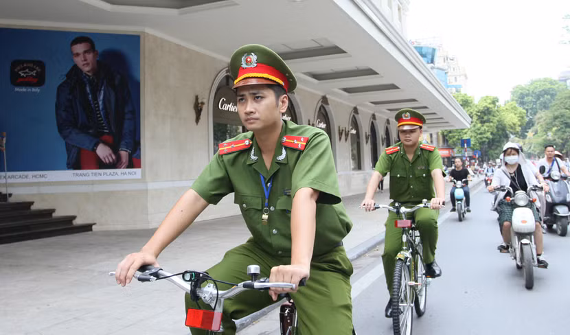 Xe đạp đặc chủng Công an Hà Nội xuống phố ảnh 12