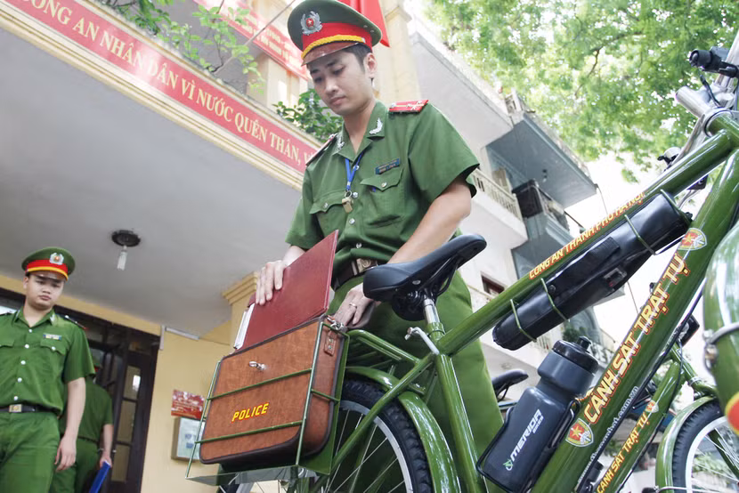 Xe đạp đặc chủng Công an Hà Nội xuống phố ảnh 8